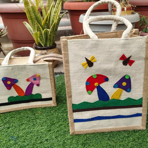 Petit sac fourre-tout en toile de jute écologique Sac réutilisable Fourre-tout de plage Cadeau de demoiselle d'honneur Faveur de mariage Sac de bienvenue - Product Image 1