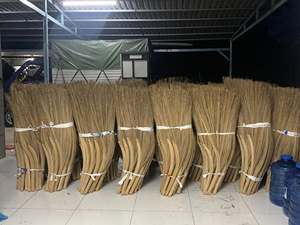Balai en fibre de coco écologique / Balai en manche de palmier durable à manche court pour le nettoyage domestique, le jardin et la cour - Product Image 3