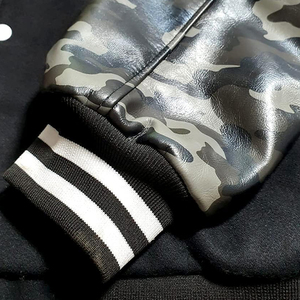 Veste universitaire Letterman avec écussons en laine chenille pour hommes, col montant et manches en cuir imprimées avec logo sur le devant - Product Image 3