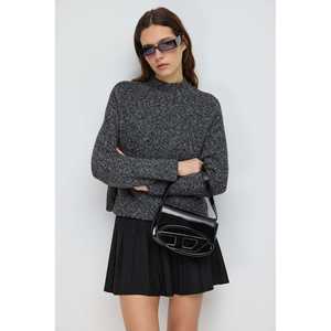 Blouse décontractée en tricot à col rond avec manches courtes et logo sur le devant, 100% coton, longueur courte - Product Image 2