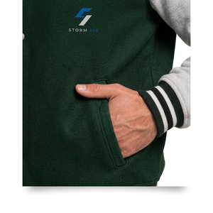 Blouson universitaire unisexe Storm Fit vert avec manches grises, logo brodé, vêtement d'hiver décontracté en laine et cuir, coupe-vent, anti-UV, haute performance - Product Image 3