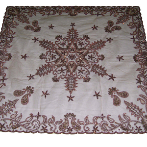 Nappe de table élégante en organza brodé nappe de luxe transparente avec des détails floraux délicats pour les tables basses et d'appoint - Product Image 1