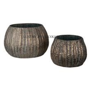 Jardinière en métal en fer robuste avec charme industriel adapté aux grands arbres de plantes ou aux arrangements floraux de déclaration - Product Image 4