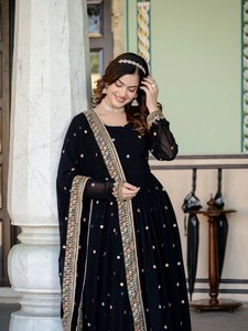 Le luxe avec notre gamme premium Silk Kurti pour les femmes mélangeant le charme traditionnel de l'usure ethnique concevoir méticuleusement Kurtis - Product Image 2