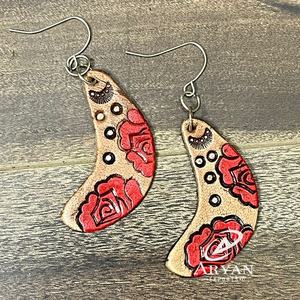 Nouvelle arrivée Style occidental usiné à la main sculpture en cuir boucles d'oreilles femmes mignon à la mode larme en cuir fleur boucle d'oreille bijoux occidentaux - Product Image 1