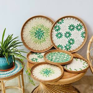 Plateau de service en rotin fait main avec incrustation de nacre, plateau tissé décoratif pour la décoration de la maison, l'hôtellerie et les cadeaux - Mme Tarina - Product Image 1