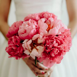 Arreglo de ramo de rosas de flores artificiales de estilo europeo, flores de seda de 5 cabezas, flores artificiales para decoraciones de boda a granel - Product Image 1