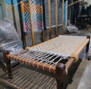 เตียงนอนกลางวันทำจากไม้แนวชนบทพร้อมเชือกแข็งแรงเหมาะสำหรับใช้ในบ้านและสวน