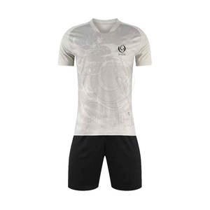 Uniforme de football à manches courtes respirant et léger fabriqué en usine, couleur personnalisée, haute qualité, 100% polyester pour hommes adultes - Product Image 1