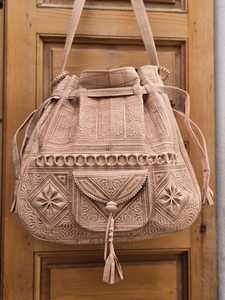 Bolso de Hombro Retro Bohemio de Cuero Genuino Repujado con Correa Única y Cordón Ajustable para Mujer - Product Image 2