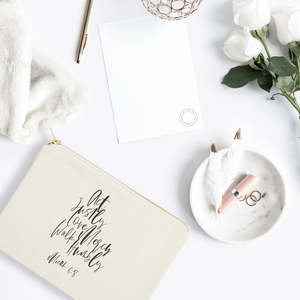 กระเป๋าเครื่องสำอางผ้าแคนวาสลายตัวอักษร "ทำดี รัก สงสาร เดินทางด้วยความอ่อนนุ่ม" ตามพระวังวนแห่งไมคาห์ 6:8 พร้อมลวดลายตัวอักษรที่ใช้งานได้จริง - Product Image 3