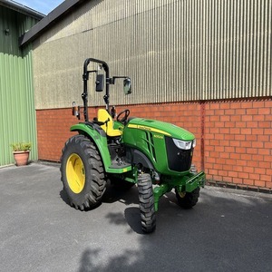 Tractor John Deere 4066R 4x4 con Cargador Frontal, Tractor Utilitario Agrícola con Cabina Cerrada, Maquinaria Agrícola - Product Image 3
