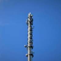 Mât télécom monopode en acier galvanisé personnalisé de 30m, 40m, 50m, 60m pour antenne de signalisation de tour de téléphonie cellulaire 5G