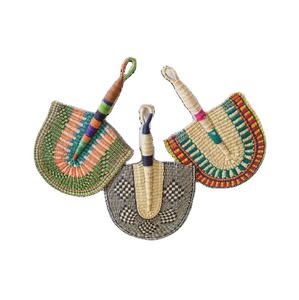 Ventilateurs colorés en jonc de mer tissés à la main Boho Art mural traditionnel décoration murale suspendue en rotin pour la maison fabriquée au Vietnam - Product Image 1