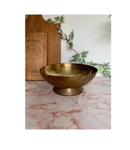 Bol en laiton poli avec des courbes artisanales et une apparence royale idéal pour les cadeaux formels et les collections spirituelles - Product Image 4