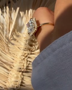 Bague de fiançailles halo en moissanite taille radiant 8x11mm, plaquée or jaune, argent 925, bijoux de mariage fins pour femmes, vente en gros - Product Image 5