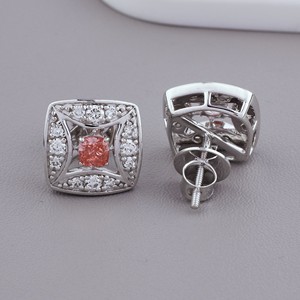 Boucles d'oreilles clous halo en diamant rose de laboratoire taille coussin certifié IGI, or massif 18 carats, plaqué rhodium de luxe pour femme - Product Image 3
