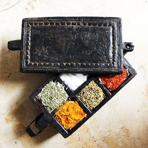 กล่องไม้สำหรับตกแต่ง Sheesham มาซาลาพร้อมรายละเอียดทองเหลืองสำหรับตกแต่งบ้านห้องครัวเครื่องเทศ - Product Image 4