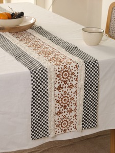 Chemin de table double couche en toile slub premium imprimée au bloc, motif floral, avec pompons, style damassé tissé, noir floral pour salle à manger - Product Image 1