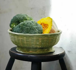 Panier de rangement en bambou tissé à la main-Plateau de décoration rustique élégant avec motifs pour servir des fruits ou des légumes - Product Image 1