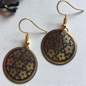 Pendientes de metal de diseñador de moda con accesorios de moda de mujer de tamaño personalizado en joyeros de madera - Product Image 3