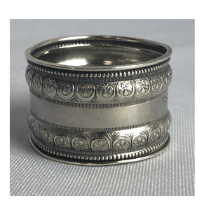 Rond de serviette personnalisé vente chaude martelé designer artisanat moderne rond argent brillant anneau de serviette en métal - Product Image 1