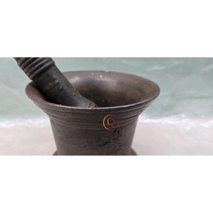 Mortier et pilon vintage bien poli Mortier en laiton en métal doré Fournitures de mélange et de meulage de table gravées au design vintage - Product Image 2