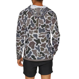 Sweat à capuche camouflage tendance et à la mode, streetwear brodé pour l'hiver avec techniques d'impression numérique et de teinture unie - Product Image 2