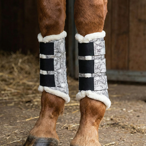 Bottes de protection pour les tendons des jambes des chevaux Doublure en fausse fourrure douce Haute qualité Personnalisable Entraînement à l'équitation Motif serpent Style sportif - Product Image 1