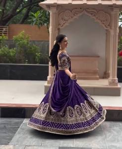 Lancement de la nouvelle collection de LEHENGA CHOLI moderne pour fêtes, avec DUPATTA en tissu VICHITRA SILK, broderie et travail de sequins - Product Image 3