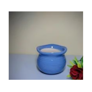 La maceta de cerámica de tono neutro agrega una belleza suave a cualquier entorno interior, ideal para mostrar plantas frondosas o flores pequeñas - Product Image 2