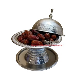 Bol décoratif arabe élégant en argent et plaqué or avec couvercle pour les dattes Ramadan de luxe et plat de service aux dattes de qualité supérieure - Product Image 2