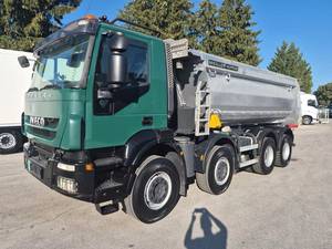 Camion Tracteur Iveco Trakker d'occasion 6x4 avec benne basculante robuste pour le transport de chantier - Product Image 1