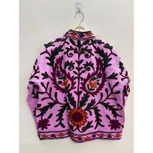 Chaqueta de Algodón Rosa Orchid Bostan, Chaqueta Bomber Transpirable con Bordado Suzani y Motivos de Paisley y Girasol para Primavera - Product Image 2