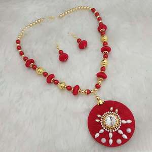 Collier en pierre autrichienne plaqué or Jeweljunk avec fil rouge 1110617F accessoire de bijoux à la mode - Product Image 1