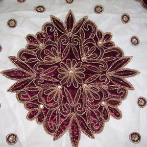 Mantel cuadrado de terciopelo rojo bordado a mano cubierta de mesa de lujo para Bodas de comedor y ocasiones especiales - Product Image 1