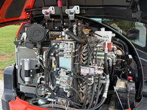 Excavatrice compacte Kubota KX033-4 durable, équipée d'un moteur diesel, pour travaux de terrassement, disponible à la vente. - Product Image 5