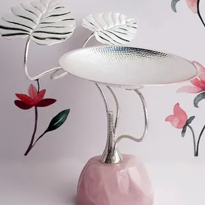 Bellissimo supporto per piatti decorativo in quarzo rosa e argento