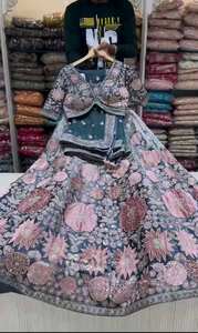 Design traditionnel exclusif brodé Lehenga Choli avec Dupatta prêt à expédier tenue de mariée Lehenga Choli pour femmes - Product Image 6