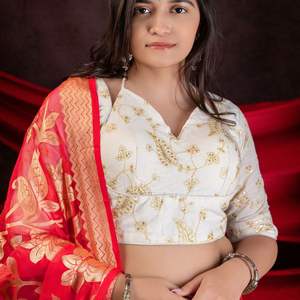 Saree brasso noir de qualité supérieure avec des accents floraux en feuille d'organza transparent orné de pallu et de bordure artisanale pour les occasions - Product Image 4