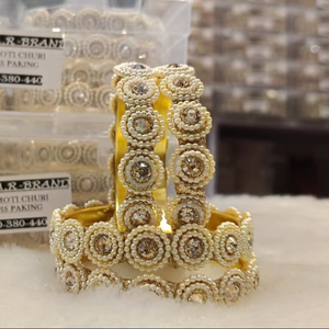 Ensemble de bracelets Rajwadi traditionnels pour femmes vêtements de mariée bracelets en métal cloutés en pierre de créateur fantaisie disponibles en plusieurs nuances - Product Image 1