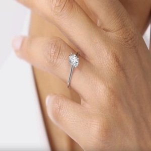 Bague de fiançailles en diamant créé en laboratoire de coupe ovale 6x8 14k bijoux en or blanc F couleur VS1 bijoux de clarté certificat IGI - Product Image 1
