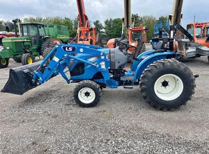 Tracteur haute performance LS MT235HE 35 CV 4x4 avec godet à attache rapide de 66 pouces, transmission hydraulique à 3 vitesses, prise de force 540, pneus R4, homologué EPA et CE, à vendre - Product Image 2