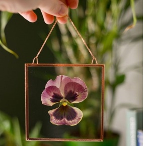 Charmant cadre photo en métal et verre avec une finition artistique de qualité supérieure, ce qui en fait une pièce incontournable pour une décoration intérieure élégante - Product Image 2