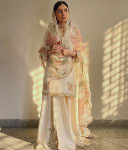 Chinon lourd de créateur avec broderie séquentielle Travail complet Flair Gharara Costume pour femme Collection Partywear - Product Image 2