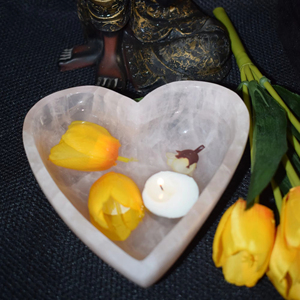 Cuenco decorativo de resina en forma de corazón gris, bandeja de centro de mesa romántica hecha a mano, acento de mesa elegante para el hogar, sala de estar o regalo - Product Image 1