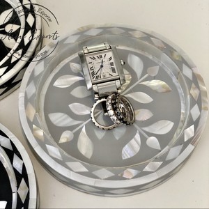 Plateau rond décoratif élégant en incrustation de nacre avec motif floral complexe, parfait pour le service et la décoration de table à la maison - Product Image 2