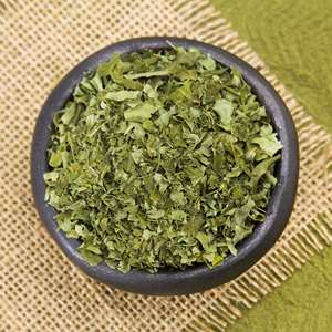 Grado 1 Premium Moringa Hojas secas trituradas directamente de la granja Agricultura Producto cultivado en el suelo directamente plantado en el suelo - Product Image 1