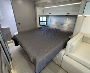 Camping-car de luxe classe C Winnebagos View 2024 d'occasion avec intérieurs spacieux en aluminium et acier, 4 à 8 passagers, à vendre - Product Image 3