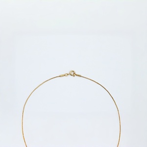 Collier ras du cou minimaliste plaqué or avec pendentif rectangulaire unique - Bijou simple et élégant pour femme - Product Image 3